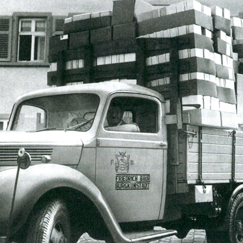 Laster mit Baur-Paketen, um 1950 (Foto: Friedrich-Baur-Stiftung, Burgkunstadt)