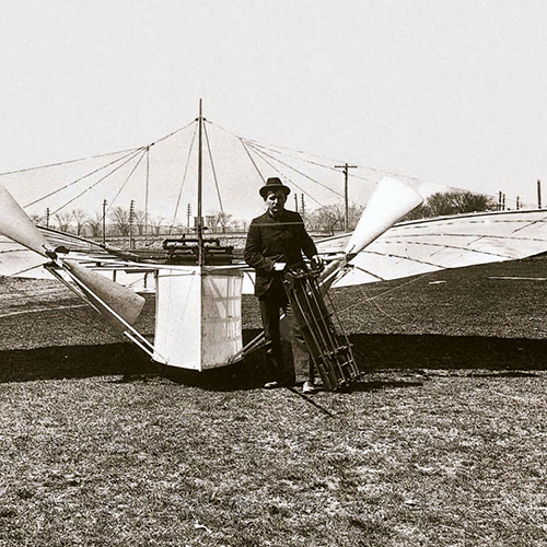 Gustav Weißkopf vor seiner Condor 21, 1901 (Foto: Flughistorische Forschungsgemeinschaft Gustav Weisskopf, Ansbach)