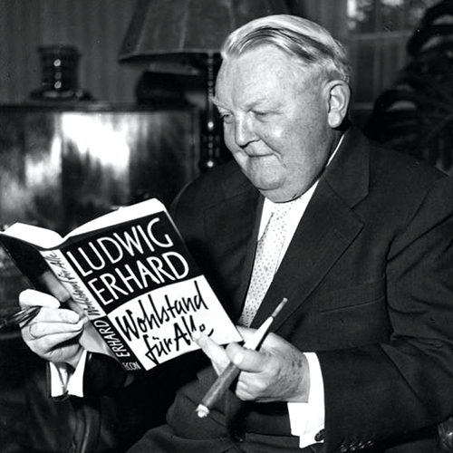 Ludwig Erhard mit seinem Buch „Wohlstand für Alle“, 1957 (Foto: Bundesarchiv: B 145 Bild-F004204-0003/Adrian, Doris)